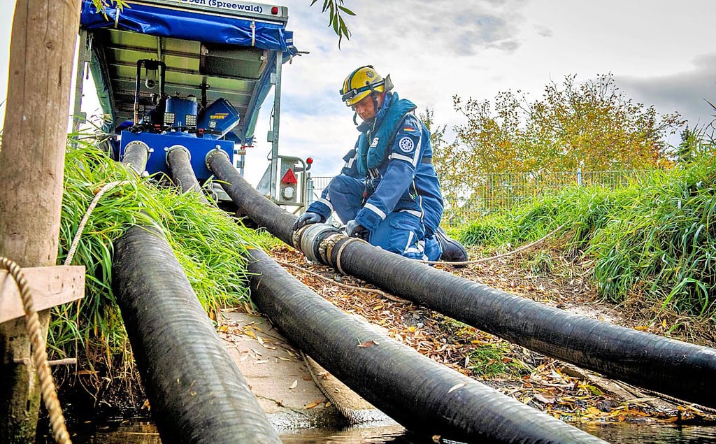 Andreas Eichler von der THW-Ortsgruppe Rudolstadt an der 15.000-Liter-Pumpe, die die Ortsgruppe Lübben mitgebracht hat. Während der Großübung wird Wasser aus der Unstrut zur Löschung eines Vegetationsbrandes auf dem Flugplatz Laucha-Dorndorf gebracht.