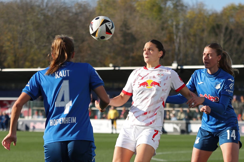 Giovanna Hoffmann (RB Leipzig) behauptet sich gegen zwei Hoffenheimerinnen.