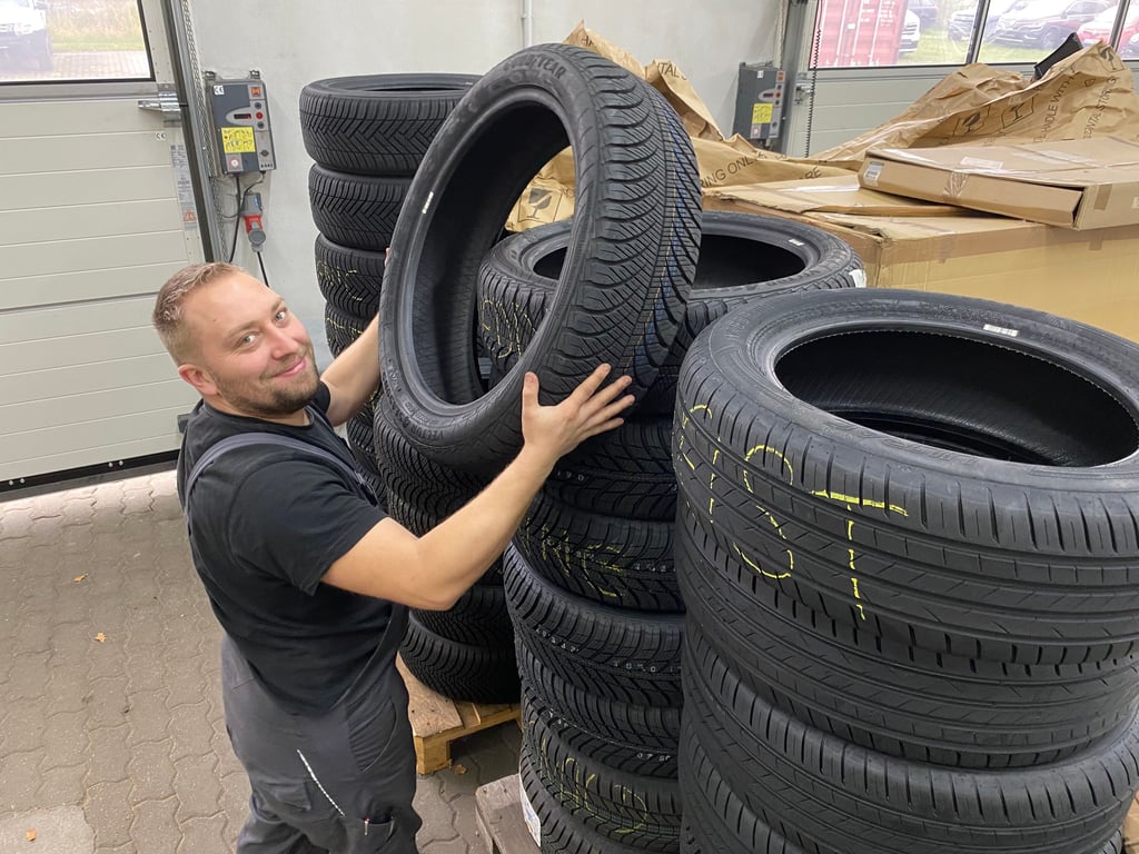 Lukas Frenzel und das Team des Renault-Autohauses Schmidt in Genthin haben in diesen Tagen mit Reifenwechseln gut zu tun.