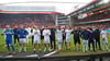 Die Spieler des 1. FC Magdeburg feiern den hart erkämpften Punkt beim 1. FC Kaiserslautern nach Abpfiff mit den mitgereisten Fans am Betzenberg.