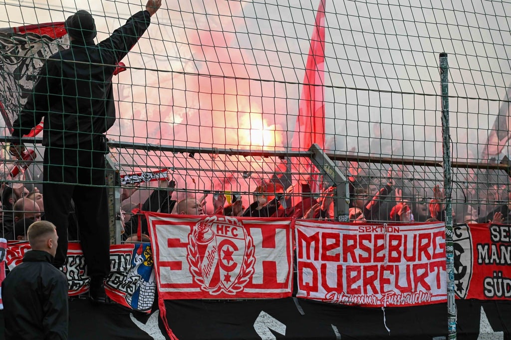 Nach dem Fußballspiel BSG Chemie Leipzig gegen Hallescher FC ermittelt die Polizei wegen etlicher Straftaten. Auch Polizisten wurden angegriffen.