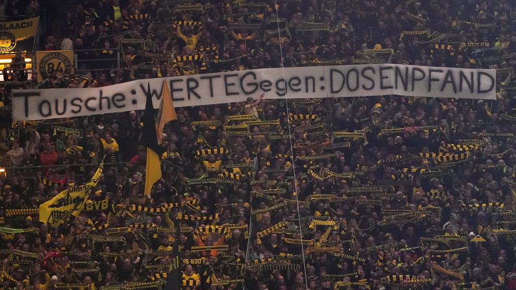 Plakate gegen Jürgen Klopp beim Spiel zwischen RB Leipzig und Borussia Dortmund.