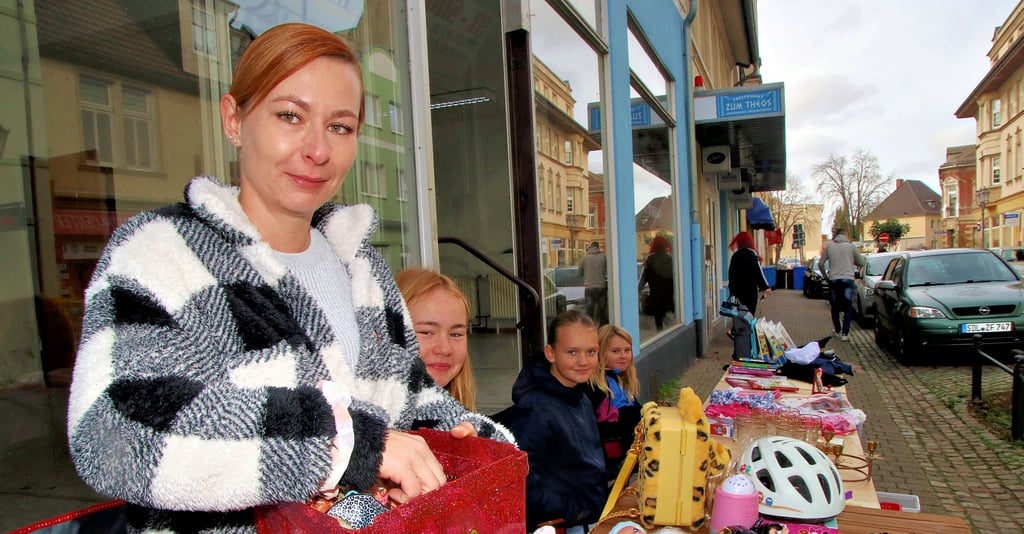 Pamela Dorand mit ihrer Tochter Leonie und ihren Verwandten Lea und Karina beim Flohmarkt in der Saalestadt am Sonnabend.