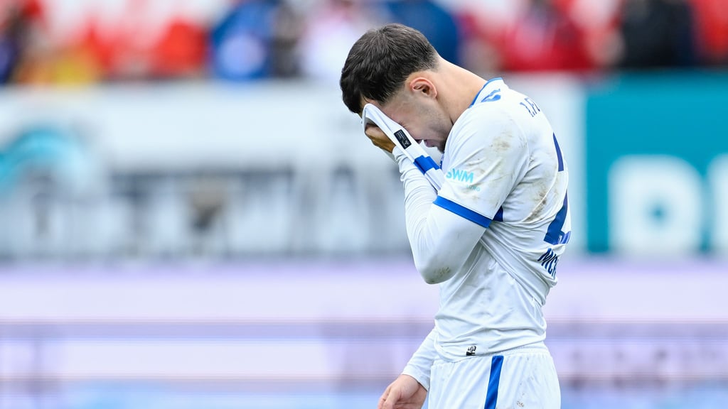 Falko Michel vom 1. FC Magdeburg ist nach seiner Gelb-Roten Karte im Spiel beim 1. FC Kaiserslautern untröstlich. Zuvor hatte er auch noch einen Elfmeter verursacht.