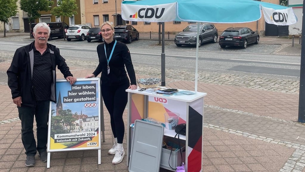 Luise Schubert beim Wahlkampf mit Ortsbürgermeister Peter Rotter.