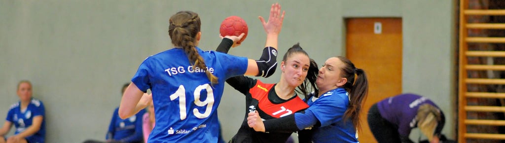 Lisa Brüggemann (Mitte) und ihre Mitspielerinnen der SG Lok Schönebeck mussten sich mit Stevie Mittwollen (links), Stefanie Beyer – die Trainerin der TSG Calbe half auf der Platte mit aus – und Co. die Punkte nach einer spannenden Schlussphase teilen.