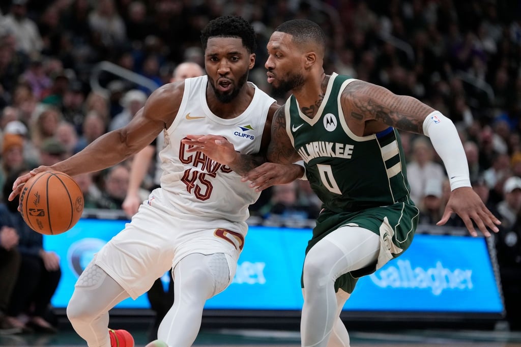 Donovan Mitchell (links) und Damian Lillard spielten beide stark - aber nur Mitchell und die Cavaliers hatten nach dem Spiel gute Laune.