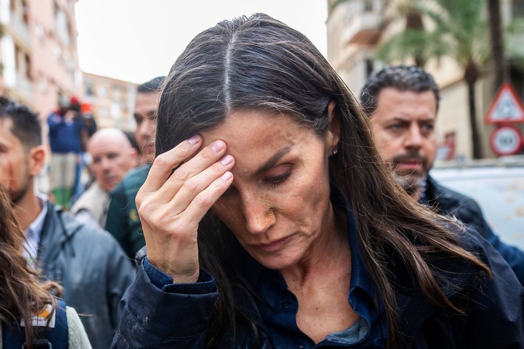 Spaniens Königin Letizia reagiert betroffen, als sie die von den Überschwemmungen betroffenen Menschen in der Nähe von Valencia besucht.