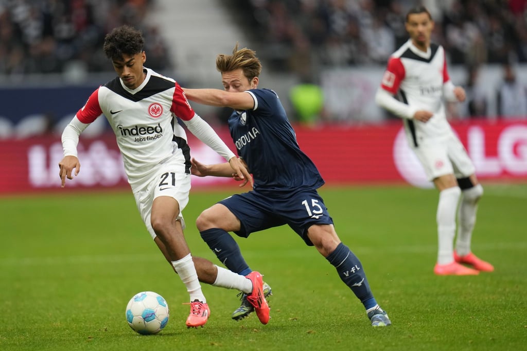 Frankfurts Nathaniel Brown (l) gelang gegen den VfL Bochum ein perfektes Startelf-Debüt für die Eintracht in der Bundesliga.