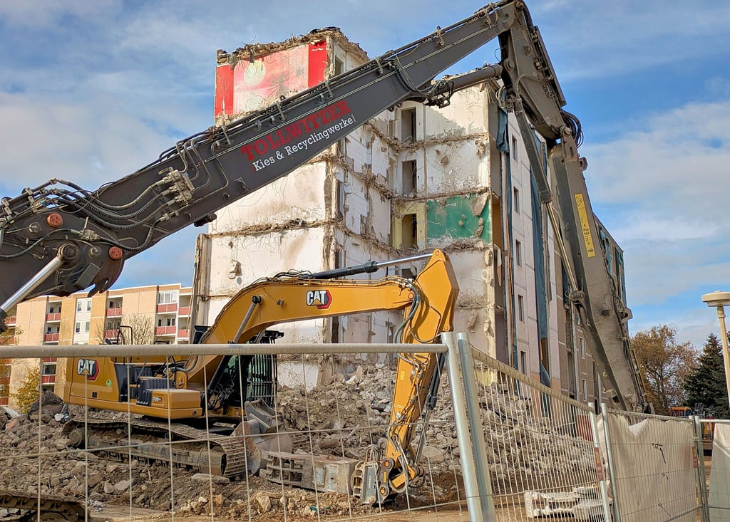 Auf Hochtouren läuft in Zeitz-Ost gegenwärtig der Abriss des Wohnblocks Martin-Planer-Straße 11 bis 14.