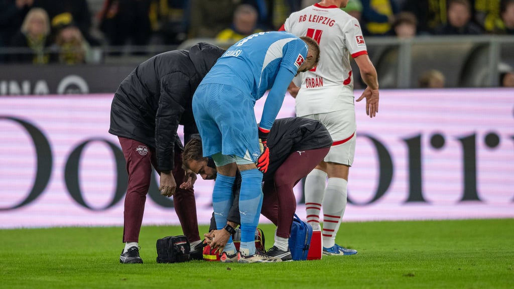 Peter Gulacsi wird gegen Borussia Dortmund am Sprunggelenk behandelt.