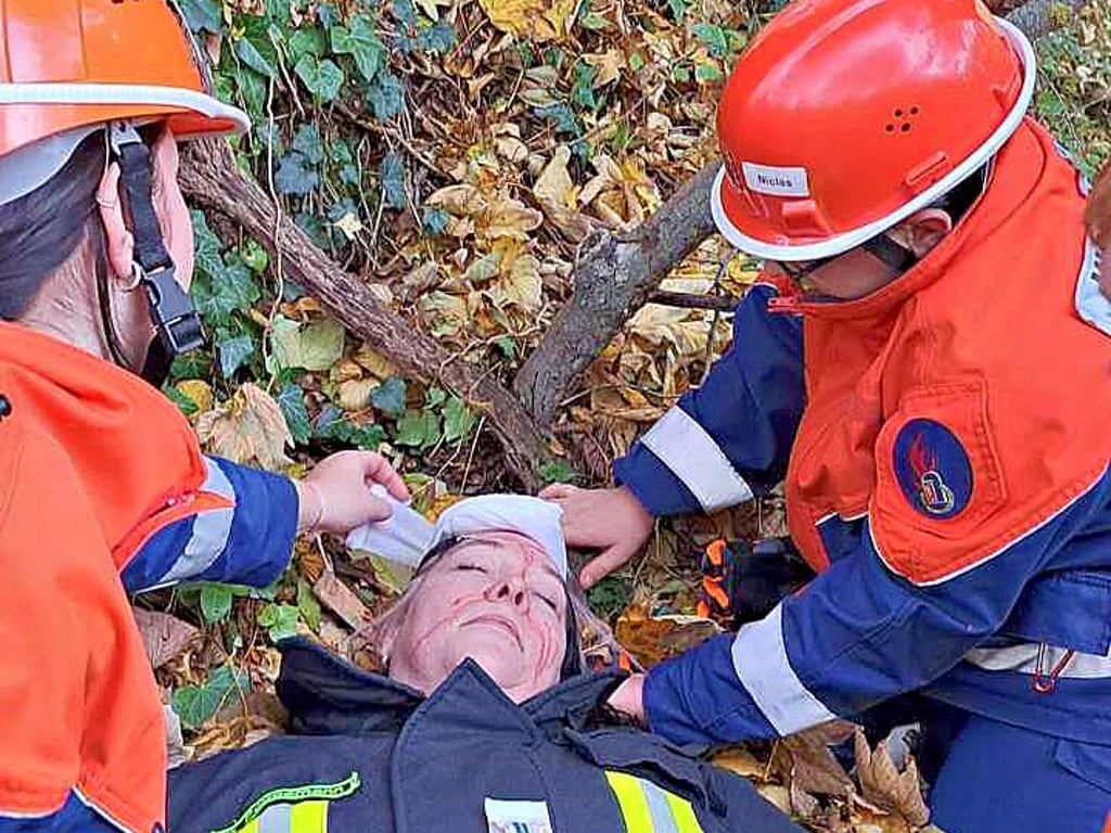Wie geht man mit einer verletzten Person um? Die Kinder und Jugendlichen übten auch das Teamwork mit anderen Organisationen wie dem Malteser Hilfsdienst.