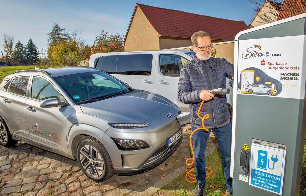 Jörg Sichting, Vorstand im Verein „Saale-Unstrut Mobiltät“, an der Ladesäule, wo die beiden Fahrzeuge mit Strom versorgt werden.