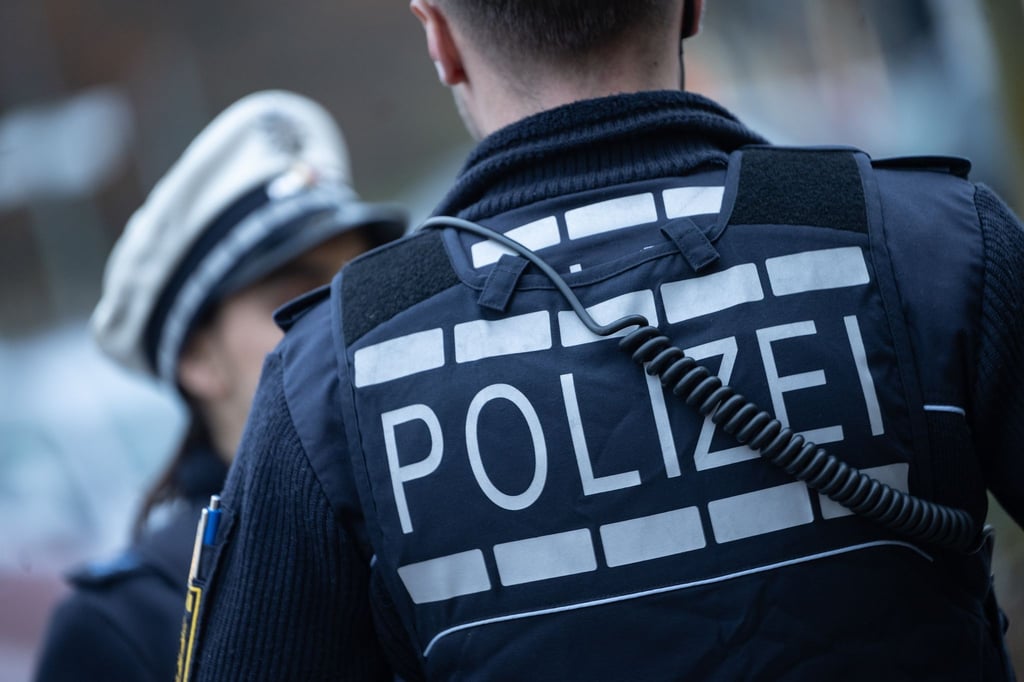 Im Auto eines 61-Jährigen hing ein Gewehr über dem Fahrersitz. (Symbolbild)