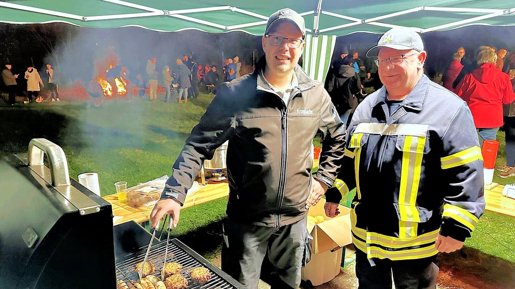 Feuerwehr-Fördervereins-Vorsitzender Kai Michaelis und Ortswehrleiter Kay Weber haben mit ihren Teams das Halloween-Feuer in Möringen organisiert.