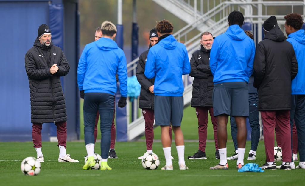 Marco Rose spricht beim Abschlusstraining der Leipziger zum Team. Es fehlt nur Castello Lukeba.
