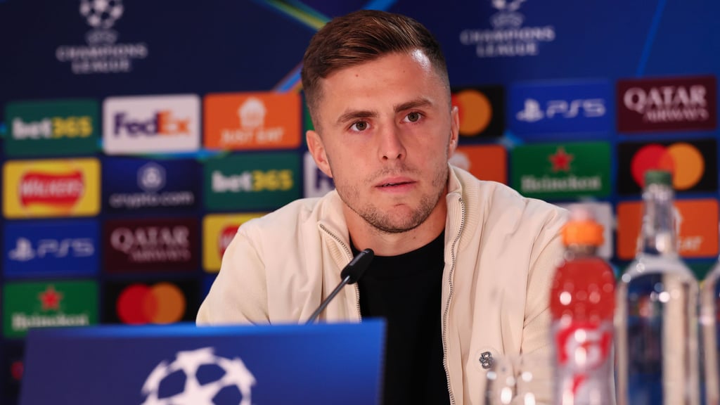 Christoph Baumgartner auf der Pressekonferenz vor dem Celtic-Spiel.