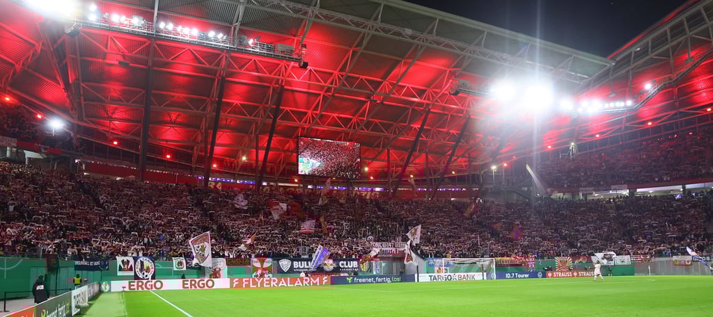 In einem Fanblock bei RB Leipzig soll ein Anhänger den Hitlergruß gezeigt haben.