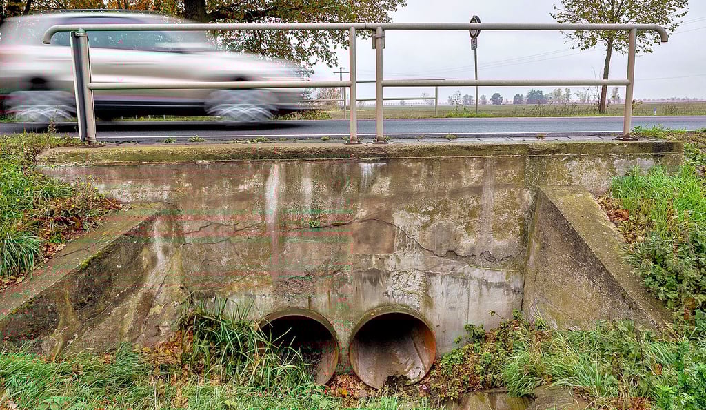 Die Brücke über den Regenwassergraben Polstriene bei Menz ist in die Jahre gekommen und muss erneuert werden. Täglich donnern Tausende Fahrzeuge über sie hinweg, da sie Teil der B 184 ist.
