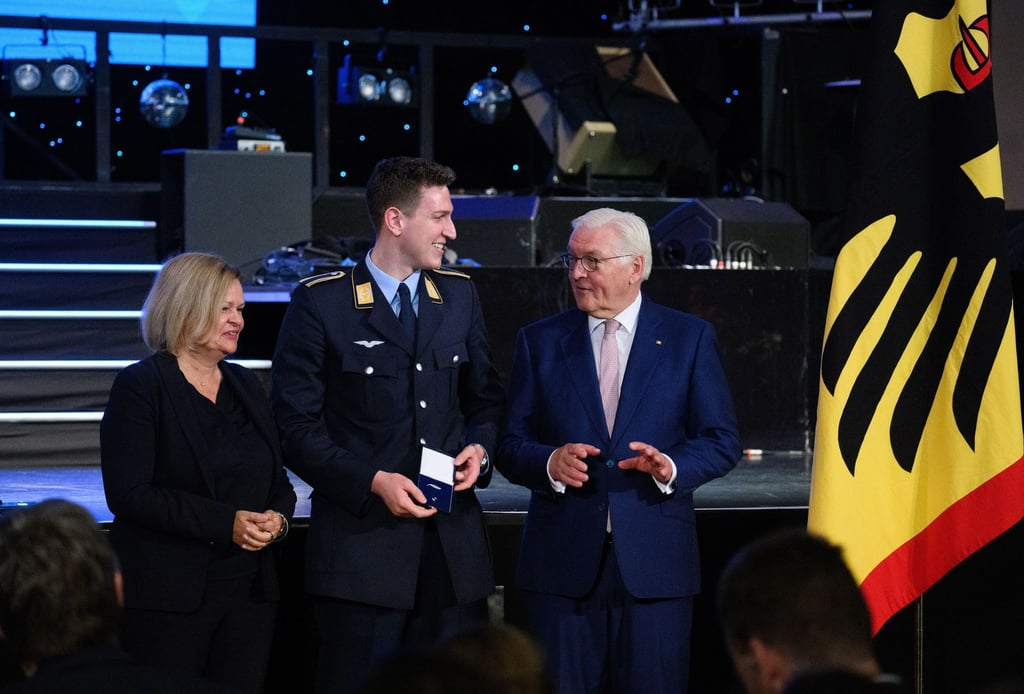 Schwimm-Olympiasieger Lukas Märtens wird von Bundespräsident Frank-Walter Steinmeier und Bundesinnenministerin Nancy Faeser mit dem Silberenen Lorbeerblatt ausgezeichnet.