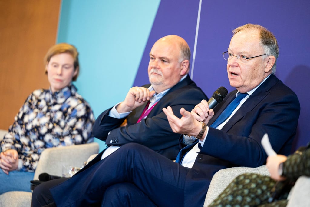 Ministerpräsident Weil (r) will, dass Niedersachsen ein Industrieland bleibt.