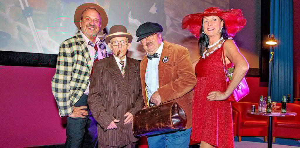 So kenen und lieben ihre zahlreichen Fans sie: Die Olsenbande Würchwitz feierte im Brühl-Cinema ihre 20-jährige, erfolgreiche Geschichte: Steffen Grunde (Benny), Friedrich-Karl Steinbach (Egon), Andreas Schaller (Kjeld) und Steffi Pöschel (Yvonne).