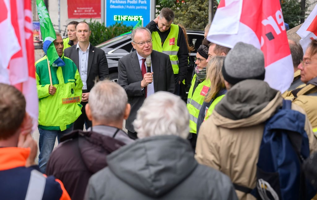 Bei der vergangenen Konferenz diskutierte Ministerpräsident Weil (Mitte) mit rund 200 Betriebs- und Personalräten. (Archivbild)
