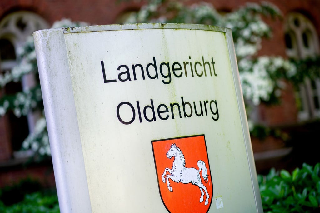 Ein ehemaliger Geschäftsführer des Steinhoff-Konzerns steht wegen Steuerbetrugs vor dem Landgericht Oldenburg. (Archivbild)