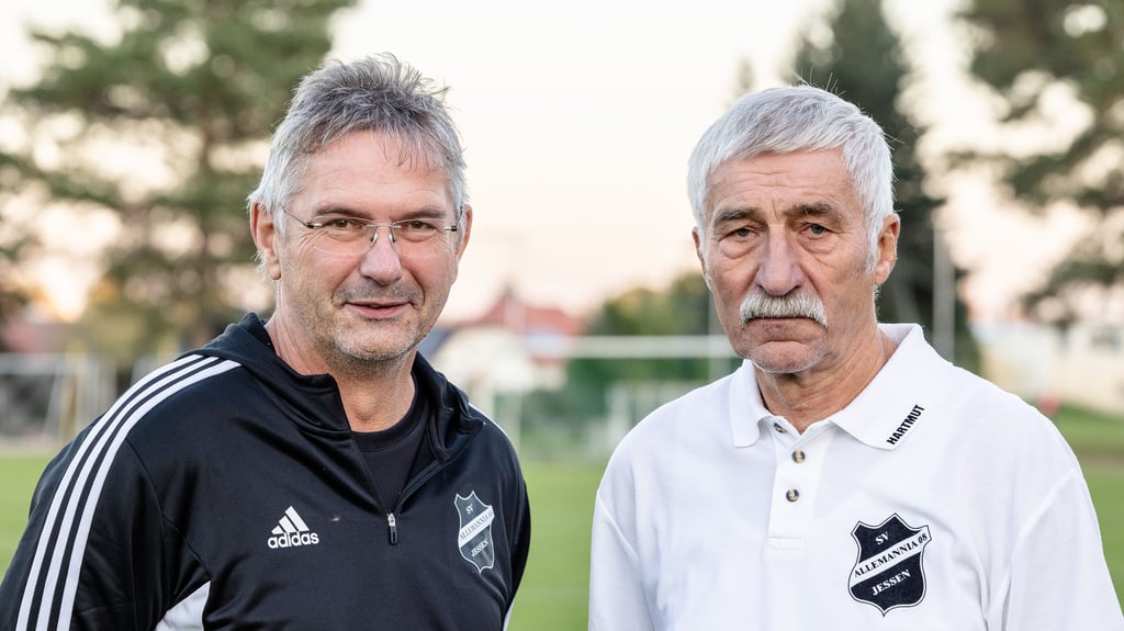 Jens Schramm (l.) und Hartmut Nachtigall wünschen sich einen Kunstrasenplatz in Jessen – finanziert von Jessenern für Jessen.