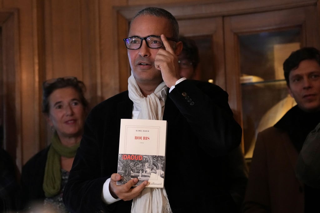Der algerisch-französische Schriftsteller Kamel Daoud, nachdem er am Montag in Paris im Restaurant Drouant mit dem Prix Goncourt, dem renommiertesten Literaturpreis Frankreichs, ausgezeichnet wurde.
