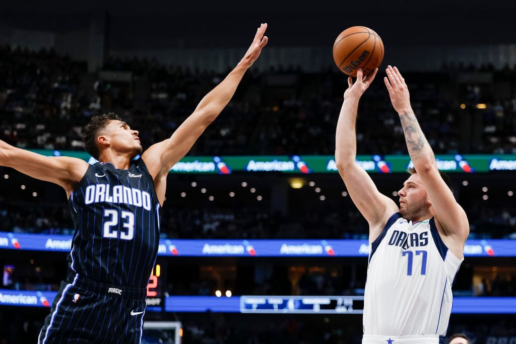 Luka Doncic (rechts) dominierte die Orlando Magic um Tristan da Silva.