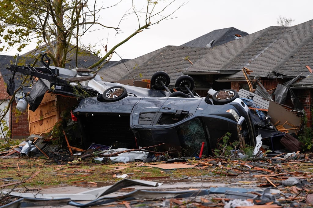 Neben Gebäuden wurden durch die Tornados auch Fahrzeuge und Bäume in Mitleidenschaft gezogen.