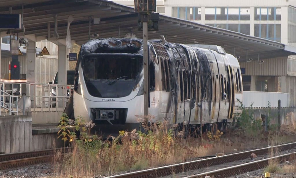 Nach dem Feuer vom Samstag ist der Zug komplett ausgebrannt.