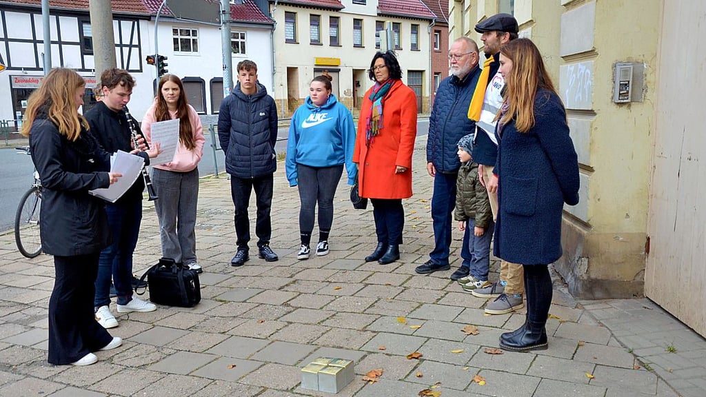 Die jetzt gestohlenen Stolpersteine wurden kürzlich symbolisch in Oschersleben im Beisein von Schülern der Gemeinschaftsschule „A. S. Puschkin“verlegt.