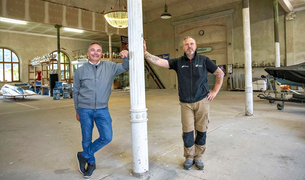 Das ehemalige Tanzlokal, der „Kontor“, gehörte Mario Alex, der es zu einem Motorsport-Mekka machte. Dort parkten seine Autos, dort veranstaltete er seine SR2-Rennen und die Halle wurde Treffpunkt seiner Freunde. Björn Emmerich (l.) hat das Kontor gekauft und will zusammen mit Michael Lehmann einen Verein gründen.
