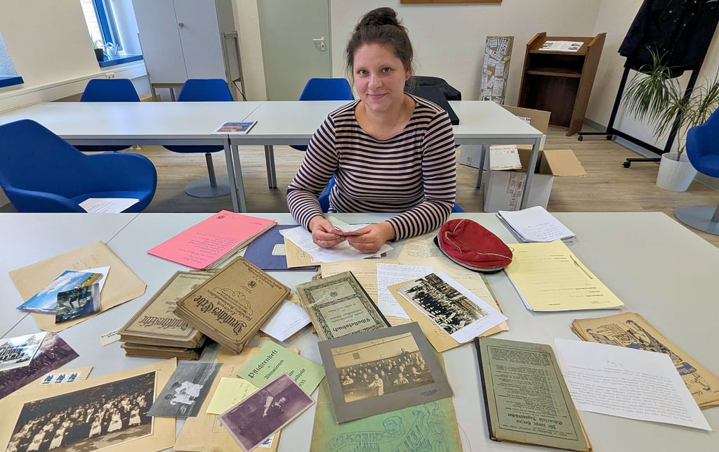 Wiederentdeckte Dokumente eines ganzen Lebens: Dana Kubitschek hält kaum sichtbar das winzige Französisch-Wörterbuch in der Hand.