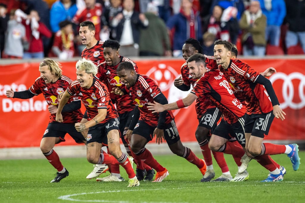 Emil Forsberg (ganz links) jubelt mit seinen Teamkollegen der New York Red Bulls.
