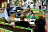 Solch eine Parklet genannte Sitzecke soll auf einem Stellplatz in der Magdeburger Innenstadt getestet werden.