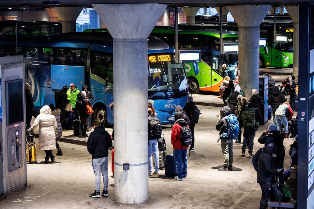 Bei Fernbus-Verspätungen oder -Ausfällen haben Reisende Anspruch auf Umbuchung oder Ticket-Erstattung.