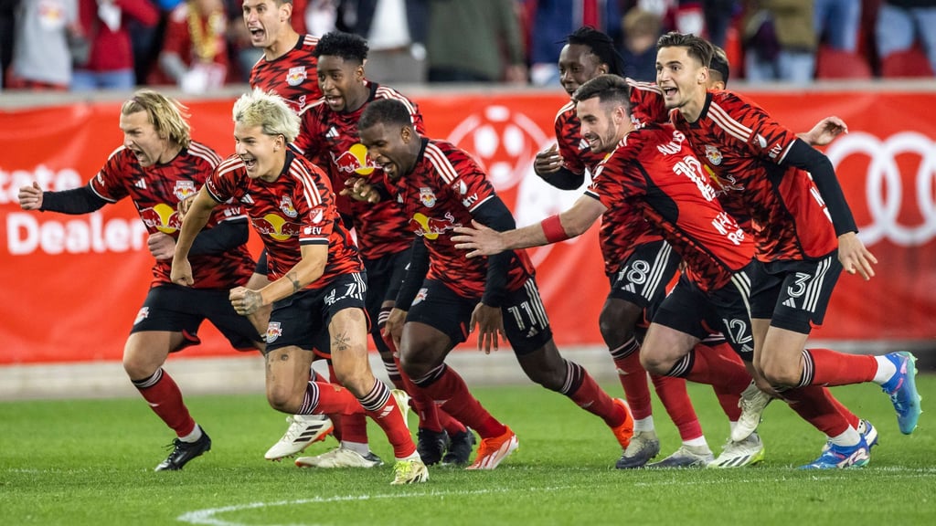 Emil Forsberg (ganz links) jubelt mit seinen Teamkollegen der New York Red Bulls.