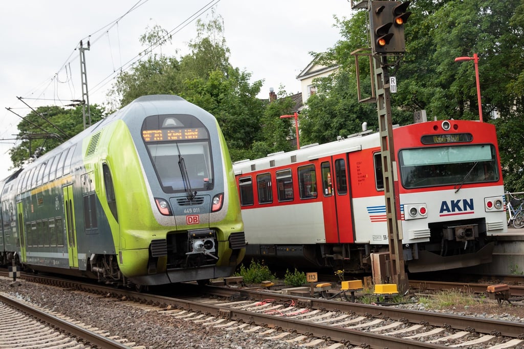 Schleswig-Holstein reduziert ab Dezember das Angebot auf der Schiene in den Randzeiten. (Archivbild)
