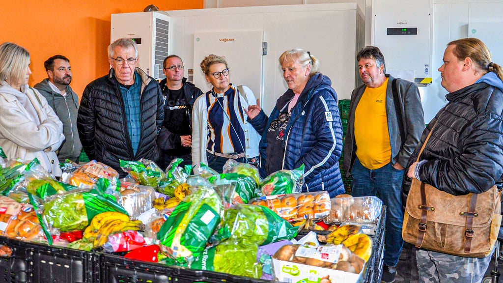 Die Mitglieder des Zerbster Sozialausschusses besichtigten die Tafel in Zerbst, die Ute van Tulden (3. v. r.) leitet - noch.