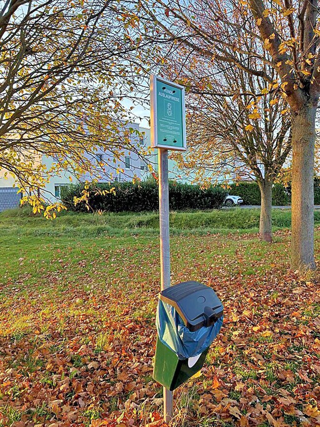 Der neue Mülleimer und das Hinweisschild wurden an der Hundewiese in Magdeburg aufgestellt.