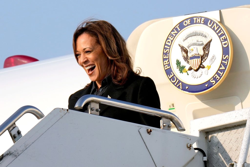Die demokratische US-Präsidentschaftskandidatin Kamala Harris kann als amtierende Vizepräsidentin im Wahlkampf die Regierungsmaschine nutzen. (Archivbild)