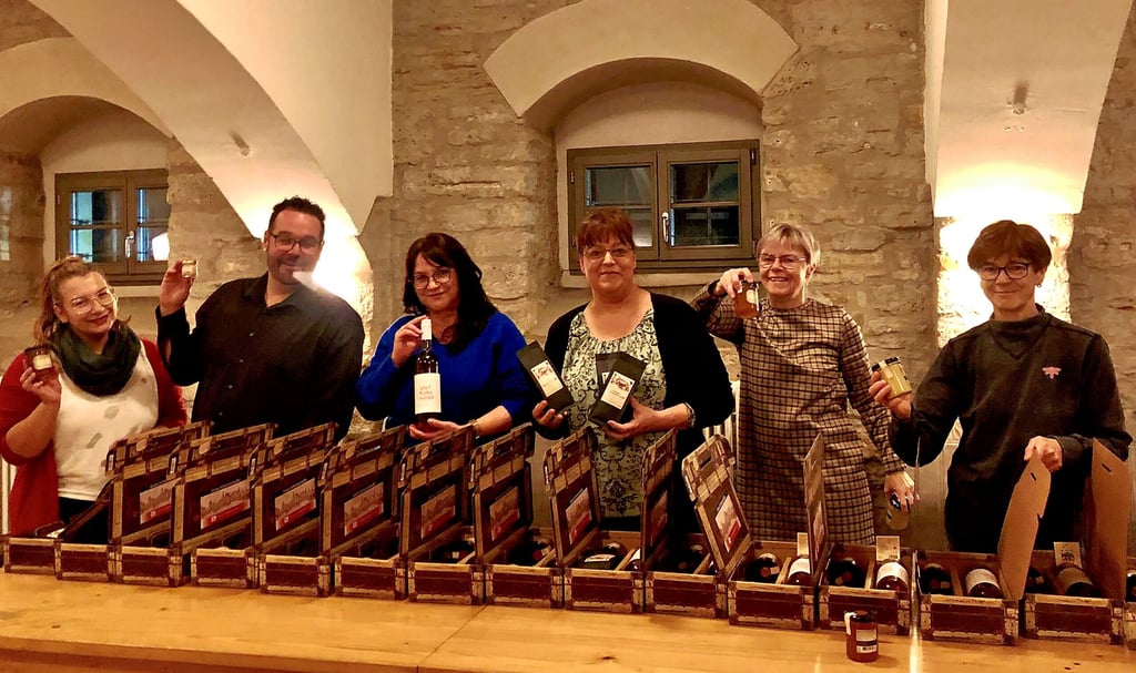 Mitglieder des Stadtmarketingvereins Zeitz packen den neuen Zeitzer Schlemmer-Koffer. Den gibt es zum Lichtereinkauf zu kaufen.
