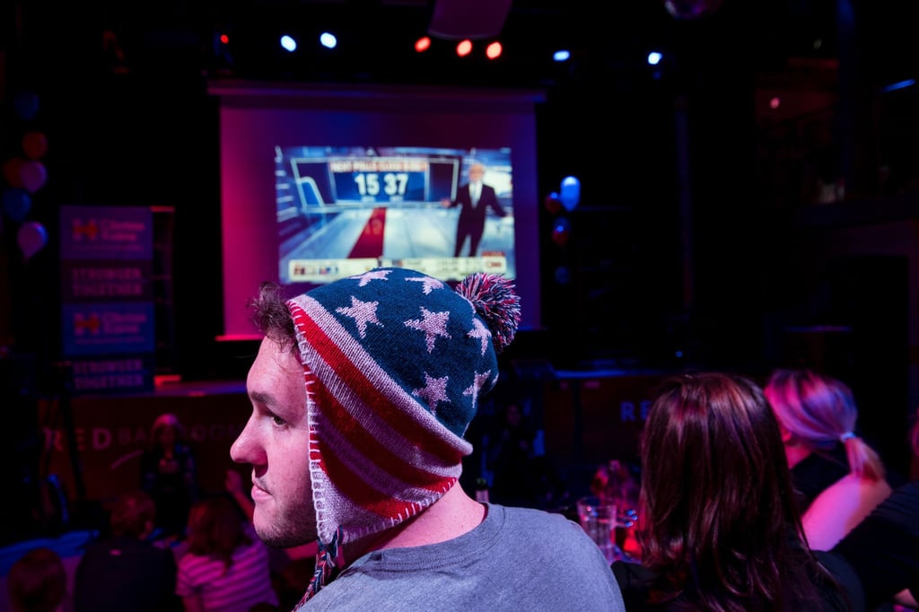 US-Bürger in unserer Region fiebern bei der US-Präsidentenwahl am Wahlabend 2016 mit. Auch dieses Jahr finden am Wahlabend in Berlin und Brandenburg Veranstaltungen statt. (Archivbild)