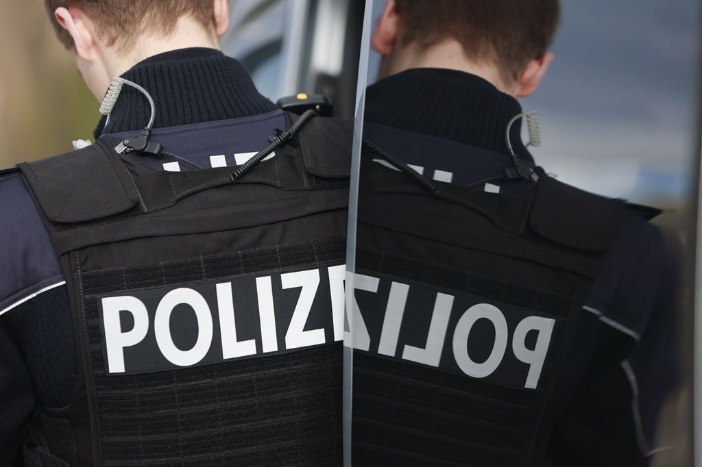 Ein 62-Jähriger aus Sachsen fällt auf die Betrugsmasche falscher Polizisten herein. (Symbolbild)