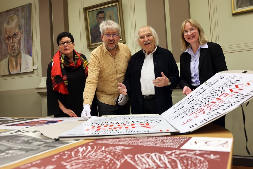 Schenkung an Stadtarchiv und Stadtmuseum: Professor Helmut Brade (2.v.r.) im Gespräch mit Halles Kulturbeigeordneter Judith Marquardt (r.), Stadtmuseumsleiterin Jane Unger (l.) und Halles Stadtarchivar Ralf Jacob. Der renommierte Künstler Brade hat der Stadt insgesamt rund 300 weitere Plakate übereignet.
