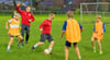 Bei der Trainingseinheit auf dem Platz sind die Kinder trotz kühlem Wetter mit großem Eifer dabei.