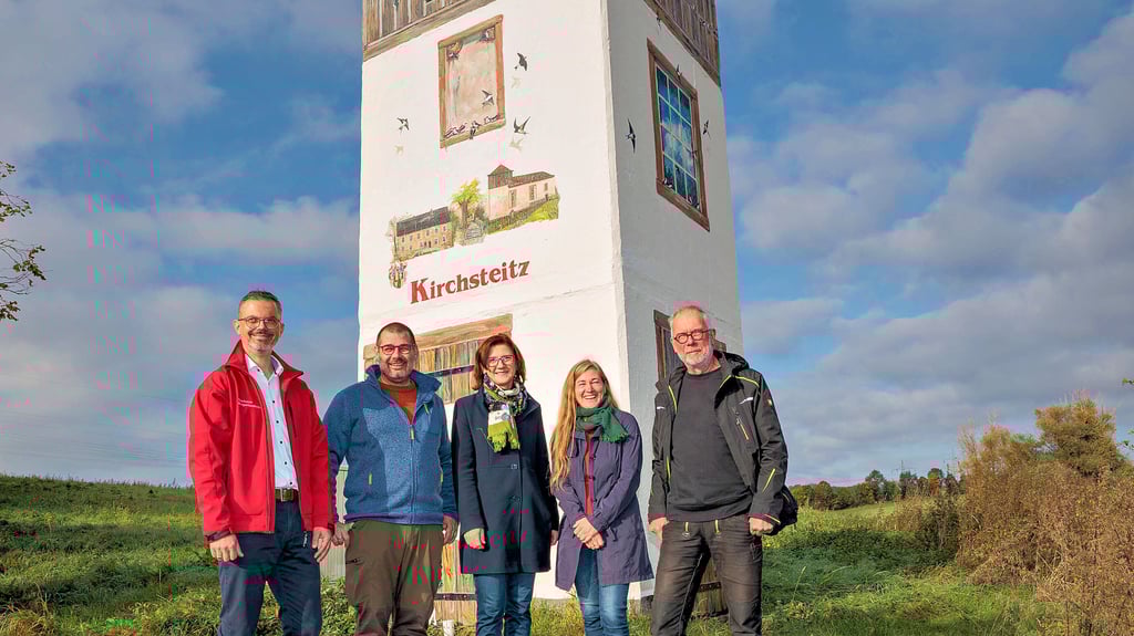 Aus dem Trafohaus in Kirchsteitz ist ein bemalter Artenschutzturm geworden. Darüber freuen sich unter anderem (v. l.) Bastian Schwotzer, Falko Meyer, Anemone Just, Annett Moschner und Uwe Götze.